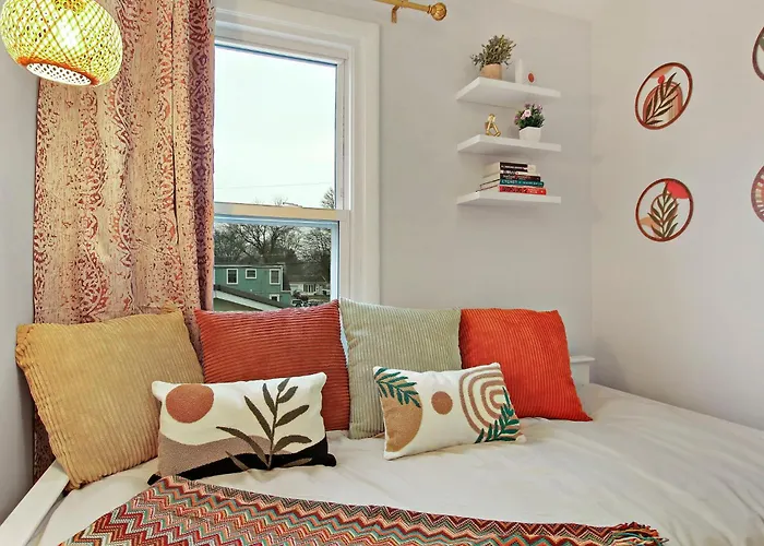 Boho House With Library, Workspace & Garage Holiday home West Chicago