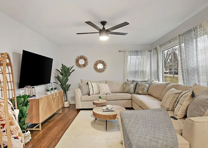 Holiday home Boho House With Library, Workspace & Garage West Chicago