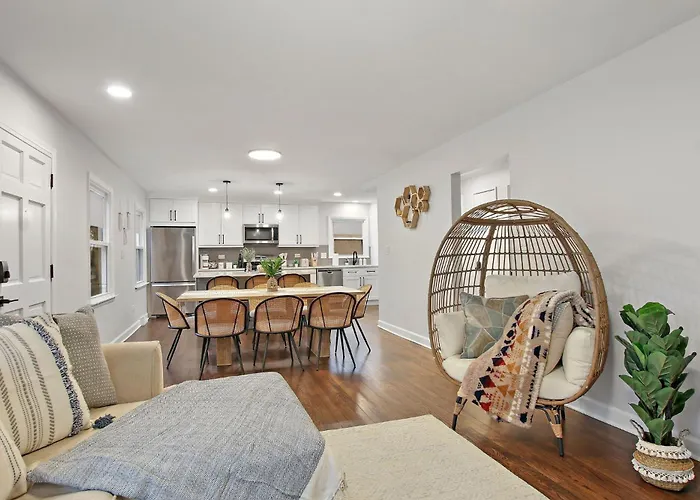Holiday home Boho House With Library, Workspace & Garage West Chicago