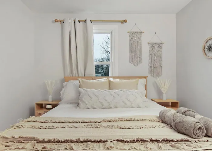 Holiday home Boho House With Library, Workspace & Garage *