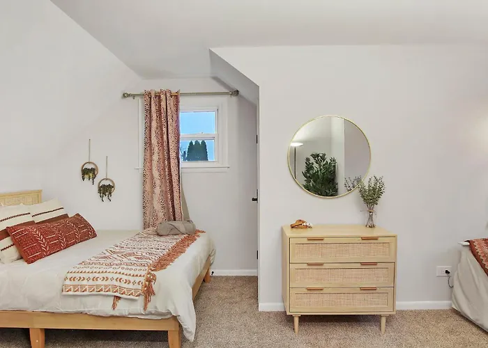 Holiday home Boho House With Library, Workspace & Garage West Chicago