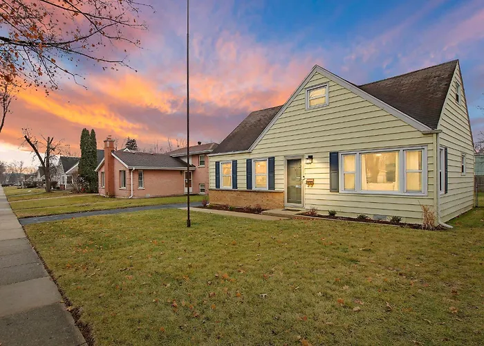 Boho House With Library, Workspace & Garage Holiday home West Chicago