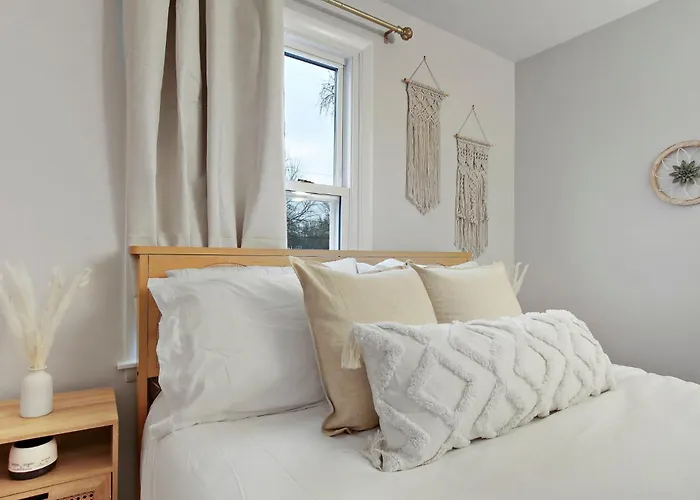 Boho House With Library, Workspace & Garage Holiday home *