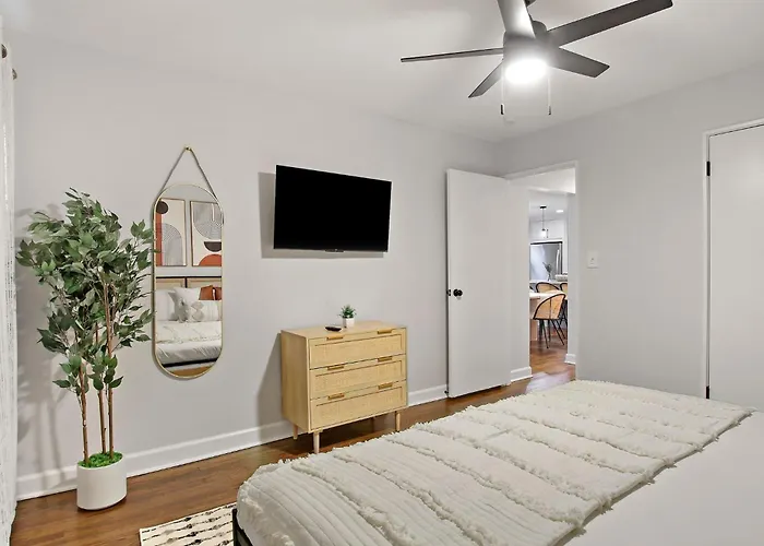 Holiday home Boho House With Library, Workspace & Garage West Chicago